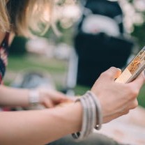 近日，一起女子高空扔奶茶砸伤人的事件引起了广泛关注。据报道，这名女子在上海市的一栋高层建筑中，从窗户里扔出了两杯奶茶，其中一杯正好砸中了一位路过的行人。