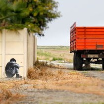 高速堵车，车主熄火睡觉，无人机叫醒