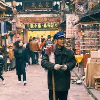 直击广州暴雨:多个地铁站有人群滞留