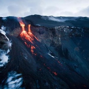 冰岛雷克雅内斯半岛的火山喷发自然的力量与人类的应对